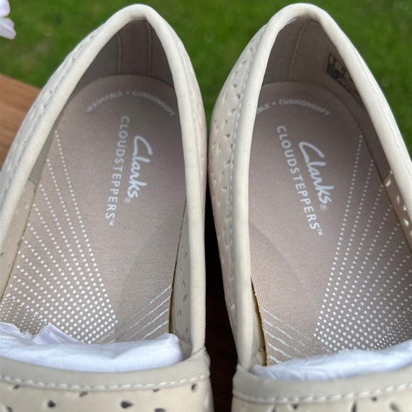 Clarks Cloudsteppers Slip On Shoe - Picture 4 of 8